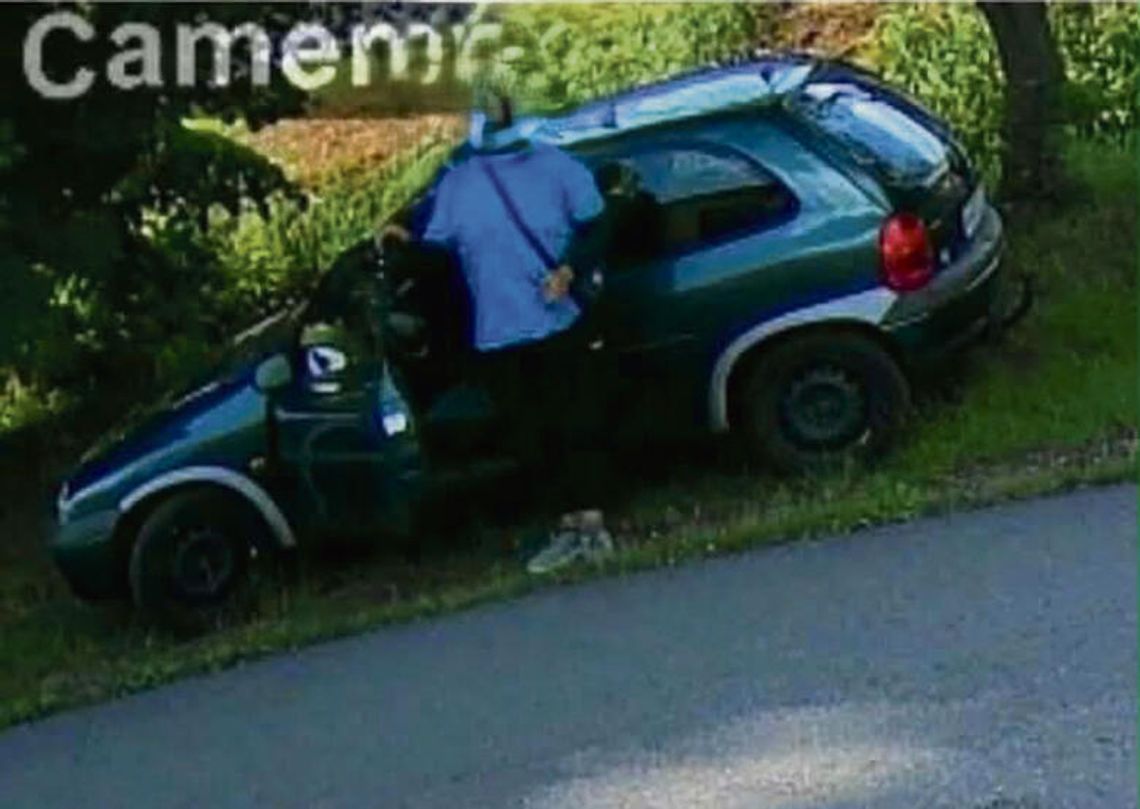 Radiowóz policji patrolujący wiejską drogę w powiecie opolskim po zgłoszeniach o włamaniach i podejrzanych osobach.